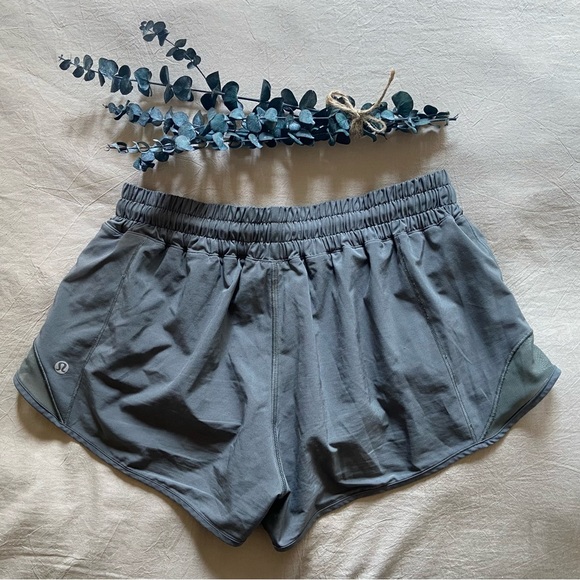 Lululemon / Hotty Hot Low-Rise Lined Short 2.5” - Picture 7 of 15